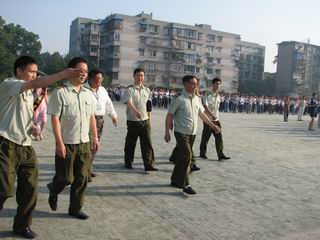 省軍區(qū)領導步入會場